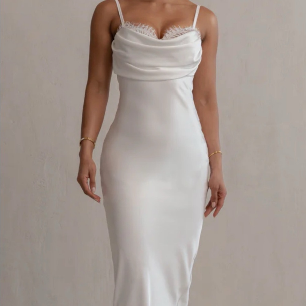 Elegant White Sleeveless Dress